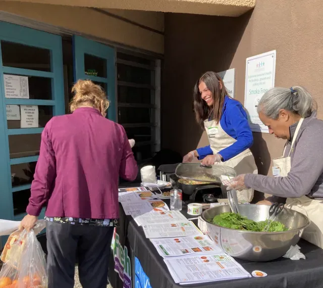 El equipo de CalFresh Healthy Living, de UC preparó comida con frutas y vegetales frescos para los visitantes del Food Farmacy 