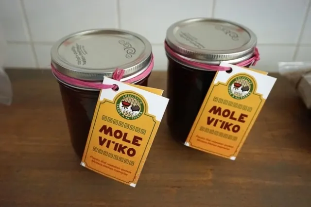 Dos mujeres oaxaqueñas de Madera están comercializando su mole tradicional además de operar un pequeño restaurant en una tienda de abarrotes.