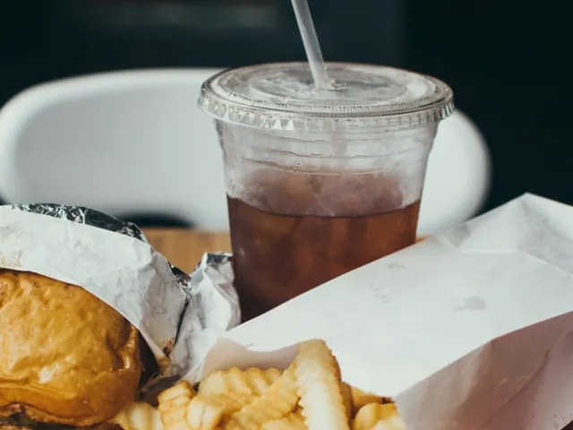 La ley SB1192, de California para bebidas saludables busca reducir el consumo de bebidas azucaradas que contribuye a una mala salud en la niñez. Fotografía por Christopher Williams en Unsplash