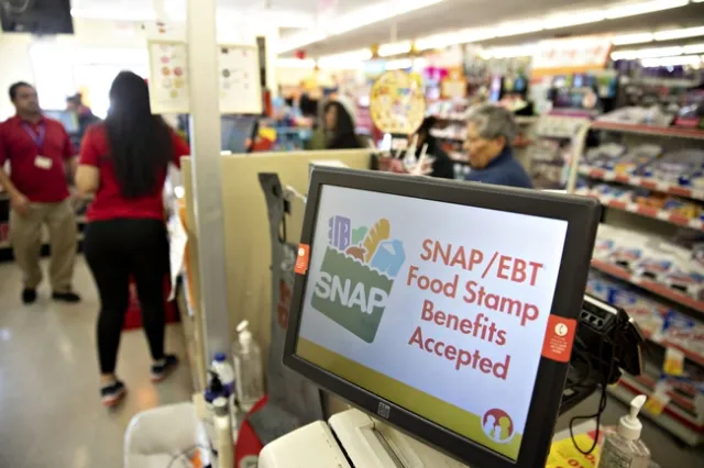CalFresh, {rpgra,a de Asostemcoa Mutricional Suplementaria (SNAP) proporciona ayuda a familias para comprar alimentos.