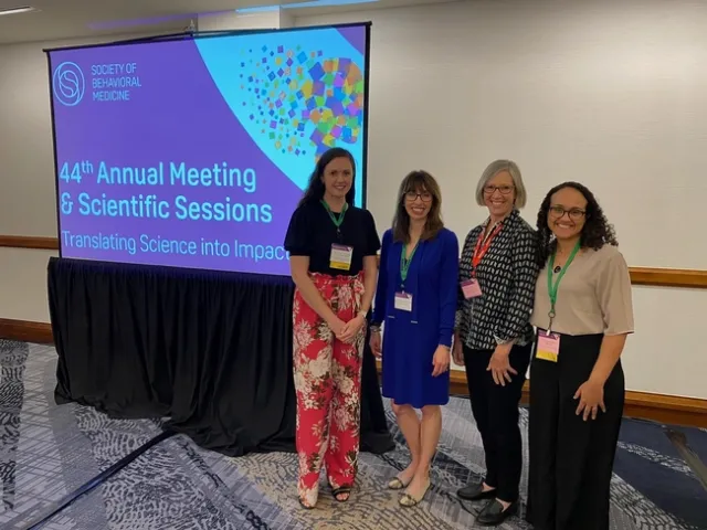 Suzanne Rauzon (segunda de izquierda a derecha) junto a los investigadores de salud comunitaria (de izquierda a derecha) Lexi MacMillan Uribe, Trina Robertson y Gabriela Buccini, durante la Reunión Anual de la Sociedad de Medicina Conductual que se llevó a cabo en abril del 2023. Fotografía cortesía de Suzanne Rauzon