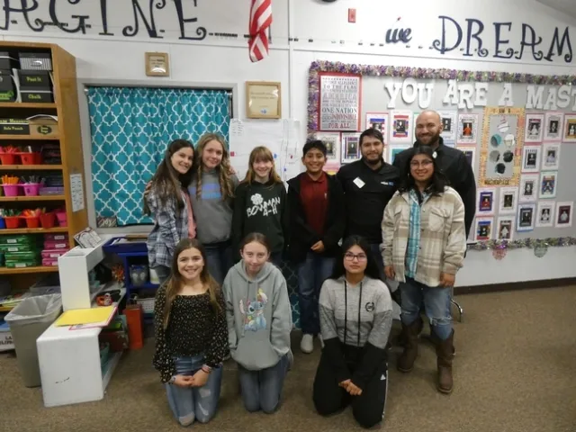 Ocho estudiantes de sexto grado de la secundaria Evergreen presentaron los resultados y recomendaciones sobre actualización a la actividad física ante la junta escolar local. Fotografía cortesía de CalFresh Healthy Living, UCCE Shasta Cluster