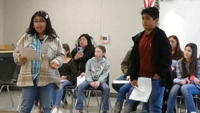 Miembros de la Junta de Educación del Distrito Escolar Unido de Evergreen se mostraron impresionados con la presentación y reporte de los estudiantes de secundaria conteniendo los resultados de su investigación y encuesta sobre las necesidades de los estudiantes. Fotografía cortesía de CalFresh Healthy Living, UCCE Shasta Cluster