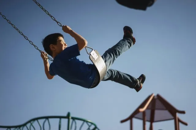 En un análisis de 153 primarias localizadas en áreas de bajos ingresos en California durante el año escolar 2021-22, solo un 56 por ciento de esas escuelas reportaron haber provisto a sus estudiantes con un receso de veinte minutos diariamente. Fotografía por Myles Tan en Unsplash.