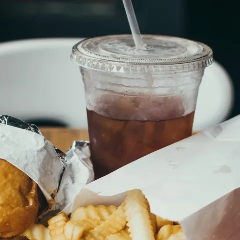 La ley SB1192, de California para bebidas saludables busca reducir el consumo de bebidas azucaradas que contribuye a una mala salud en la niñez. Fotografía por Christopher Williams en Unsplash