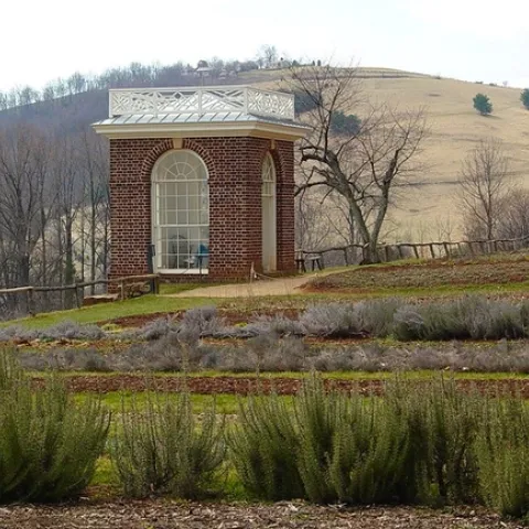 Gardens at Monticello [01] by SchuminWeb is licensed under CC BY-SA 2.0.