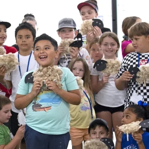 Mas de 80 niños de entre cinco y doce años, disfrutaron de un campamento de cuatro semanas durante el que exploraron una gran variedad de temas relacionados con la agricultura y recursos naturales.