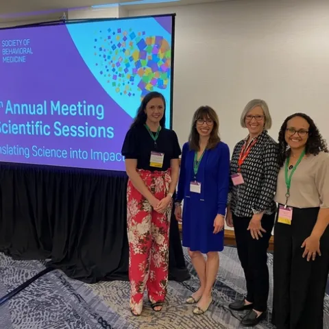 Suzanne Rauzon (segunda de izquierda a derecha) junto a los investigadores de salud comunitaria (de izquierda a derecha) Lexi MacMillan Uribe, Trina Robertson y Gabriela Buccini, durante la Reunión Anual de la Sociedad de Medicina Conductual que se llevó a cabo en abril del 2023. Fotografía cortesía de Suzanne Rauzon