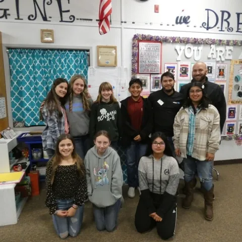 Ocho estudiantes de sexto grado de la secundaria Evergreen presentaron los resultados y recomendaciones sobre actualización a la actividad física ante la junta escolar local. Fotografía cortesía de CalFresh Healthy Living, UCCE Shasta Cluster
