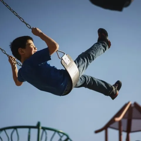 En un análisis de 153 primarias localizadas en áreas de bajos ingresos en California durante el año escolar 2021-22, solo un 56 por ciento de esas escuelas reportaron haber provisto a sus estudiantes con un receso de veinte minutos diariamente. Fotografía por Myles Tan en Unsplash.