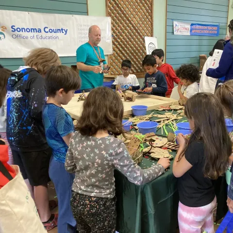 grupo de niños creando figuras con cosas pequeñas 