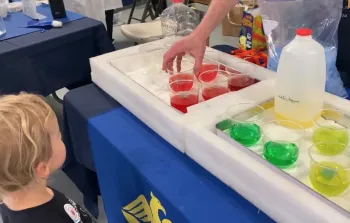 Experimentos de blue ice en agua colorada